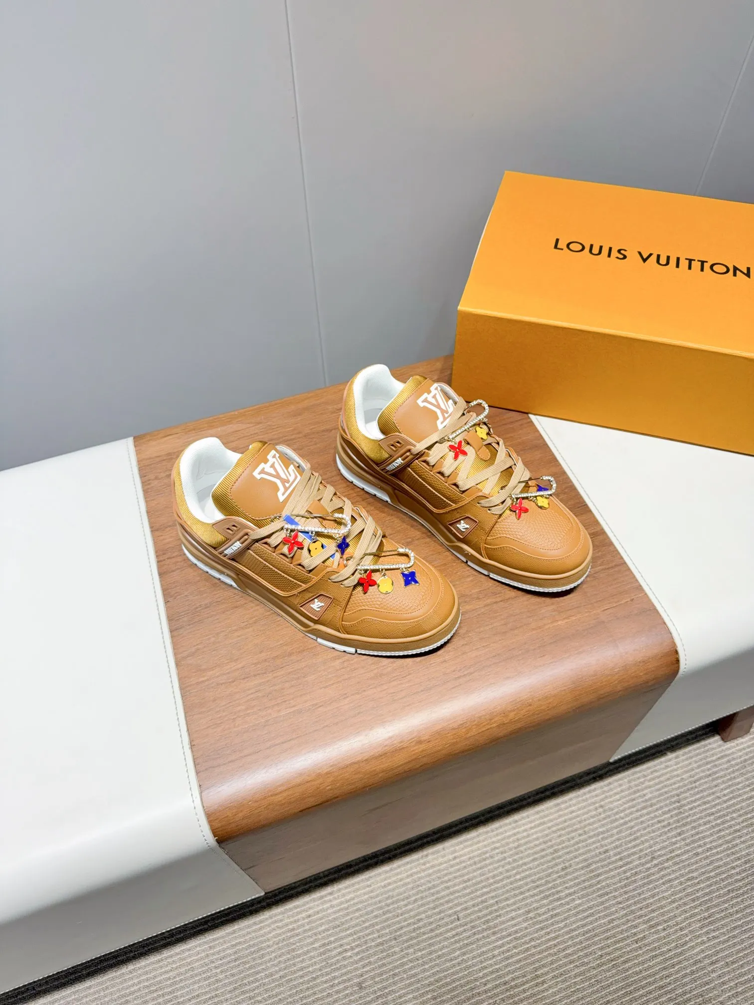 👟👟Ex-factory price 780👟👟Louis Vuitto- Louis Vuitton Couple's Casual Sports Shoes Skateboard Shoes Original purchase, development and production This LV Traine- sports shoe is made of cow leather to create a complex upper, which requires several hours of ingenious sewing to complete. The classic configuration is from the hands of Virgil Ablo-, showing the inspiration of retro basketball shoes. Exquisite packaging at the delivery counter. Fabric: Original customized first-layer cowhide. Inner foot pad: Breathable mesh. Heel height: 3cm. Outsole: Original molded two-color TPU combination outsole. Size: 35-45 (40 for women and 45 for men. Custom-made, non-refundable) (Note: Bulk items do not come with buckles. Please inform us if you need buckles when ordering) Buckle +20